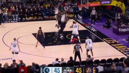 开云官网-攻防发力！斯玛特造成爱德华兹进攻犯规 东契奇上篮率队反超