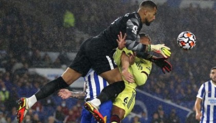 开云app-真·满地找牙！阿森纳艰难战平 巴西中卫又一次遭罪