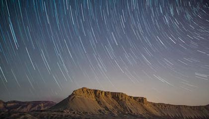 开云官网-有求必应，J.Cole在更衣室里给队友疯狂签名